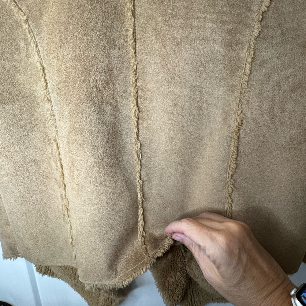 Faux Fur Vest size M - Picture 8 of 11